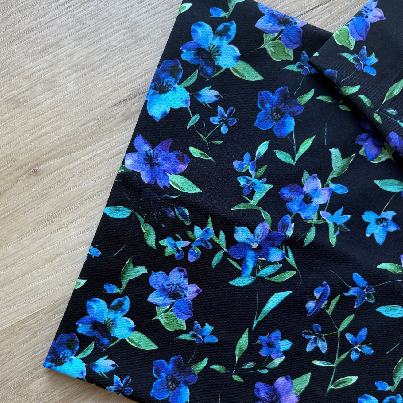 Nákrčník MODRÉ KVIETKY – Obrázok 2